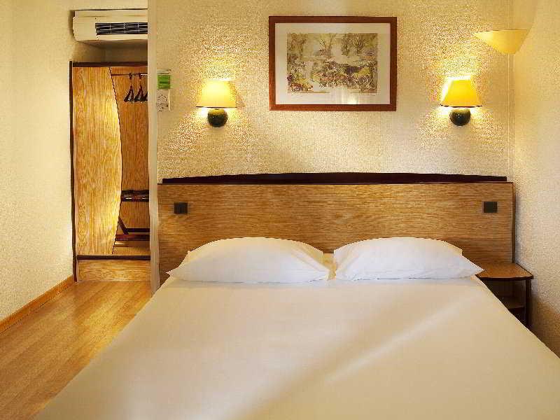 ก็องปานีล ลีล เวสท์ ล็อม Hotel ลีลล์ ภายนอก รูปภาพ